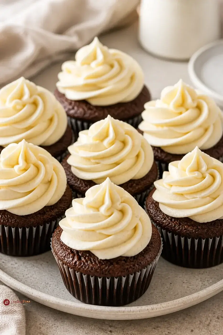 Decadent Chocolate Cupcakes with Creamy Vanilla Frosting כמנה ביתית מוכנה
